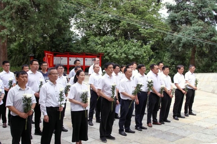 传承红色基因，，，，赓续精神血脉——云煤集团党委到黑龙潭革命义士陵园开展红色主题教育