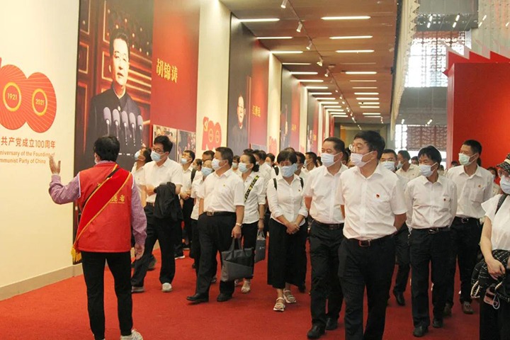 云煤（pp电子）集团党委组织宽大干部职工旅行云南省庆祝中国共产党建设100周年成绩展