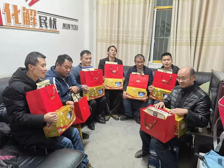 云煤（pp电子）集团党委书记、董事长宁德刚深入集团墟落振兴挂钩帮扶点探望慰问驻村事情队员