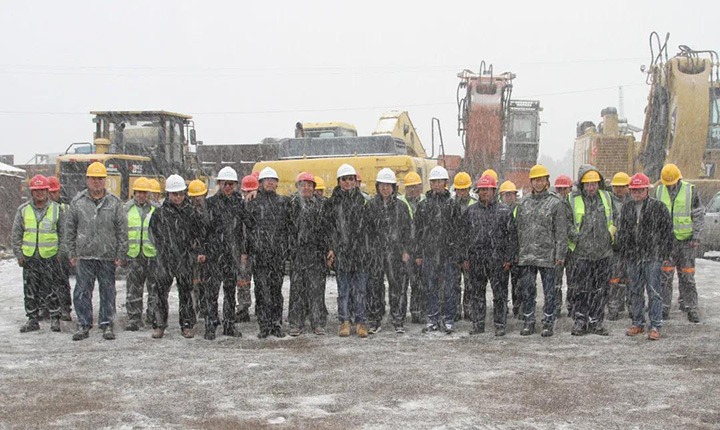 云煤（pp电子）集团党委副书记、总司理高建嵩到先锋煤业公司慰问一线生产职员