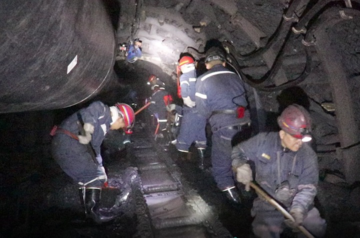 恩洪煤业公司开展“让党旗在效劳清静生产一线高高飘扬”主题党日活动