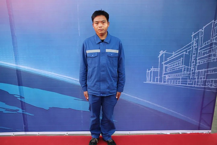 在岗位上坚守，，，，，在通俗中出彩——省十八届职工职业手艺大赛掘进机司机手艺状元王福刚诠释“工匠精神”