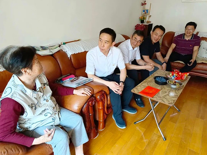 走访慰问老党员　不忘初心送眷注——云煤（pp电子）集团党委副书记、工会主席王鑫到老干党总支开展“七一”慰问活动