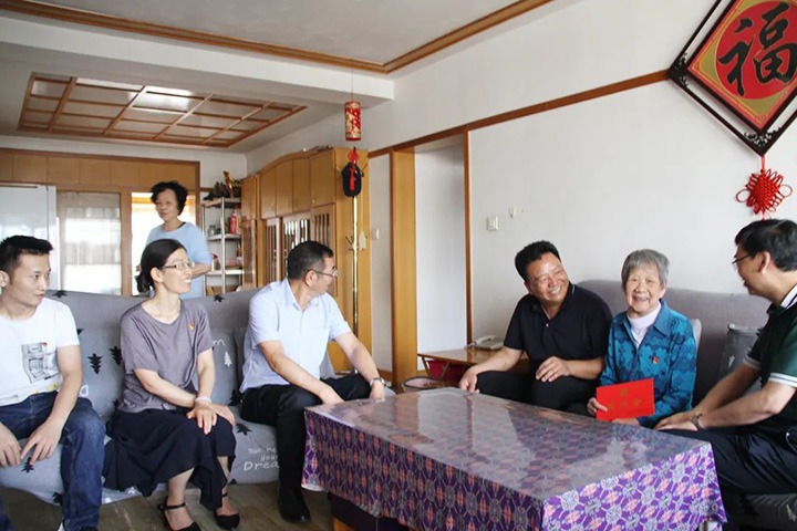 云煤（pp电子）集团党委副书记、总司理高建嵩到恒通煤业公司走访慰问老党员