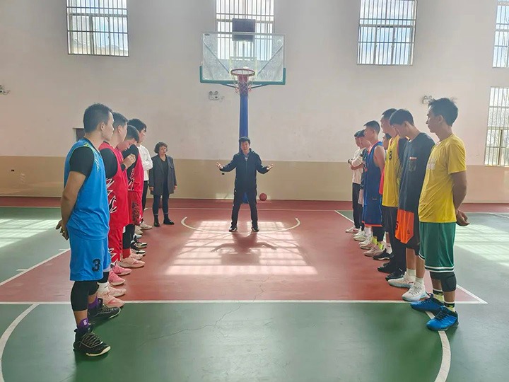 云煤（pp电子）集团享受省管企业副职待遇向导张武生到后所煤矿探望备战省运会的集团男子篮球集训队