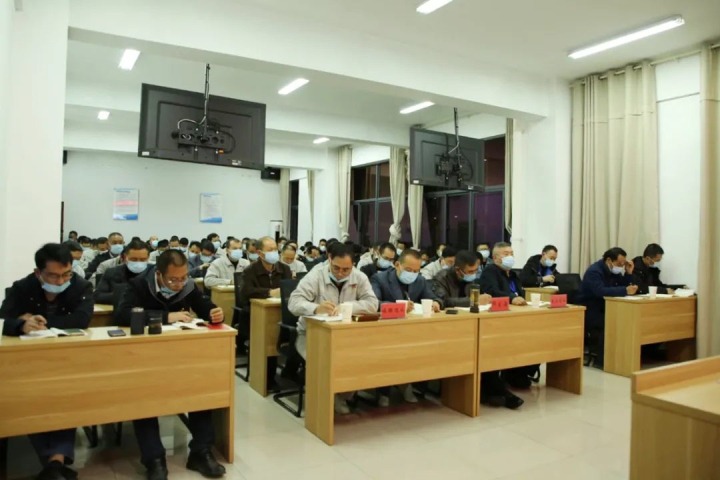 云煤（pp电子）集团党委委员、副总司理施从伟到镇雄煤业宣讲党的二十大精神