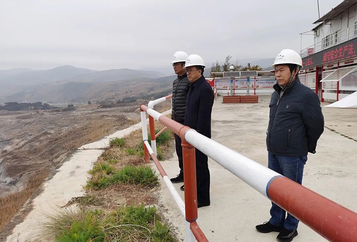 云煤（pp电子）集团党委委员、副总司理施从伟一行到先锋煤业公司开展边坡稳固清静专项检查