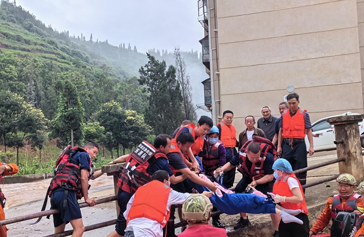 要害时刻冲在前，，防汛抢险护平安，，云煤集团在行动！