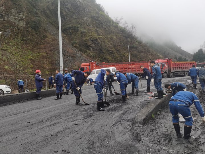 携手共进，，，共筑漂亮矿山