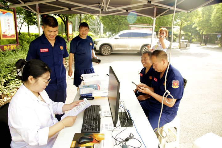 以热血为灯，，，，，照亮生命之路——镇雄煤业爱心献血活动暖心落幕