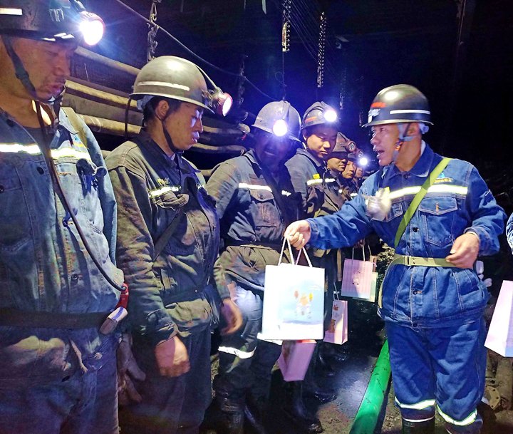 “伞”亮夏日，，，，，，“杯”暖人心——镇雄煤业工会开展夏送清凉活动